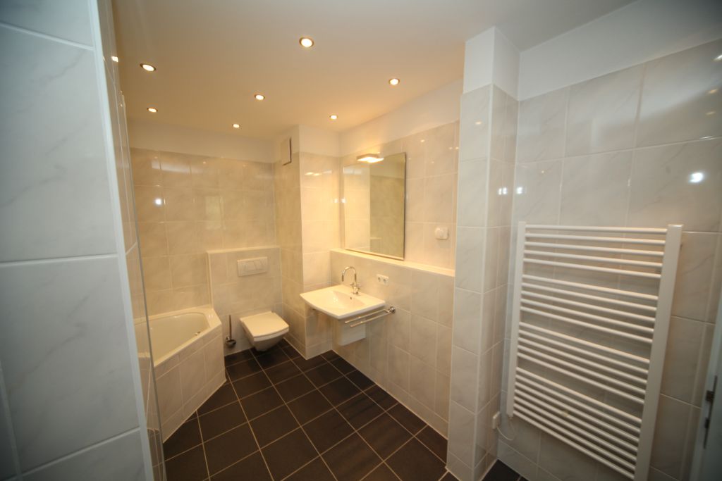 Helles modernisiertes Badezimmer mit Badewanne